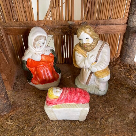 Vintage Nativity Set Wood Manger Stable 10 Hand Painted Bisque Ceramic Figurines - Picture 3 of 9